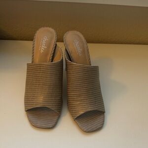 Charles By Charles David Neutral Taupe Textured Mules Size 7